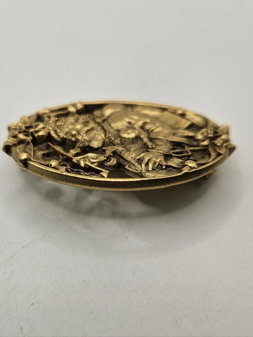 Vintage Santa Claus Brooch Gold Tone Oval Christmas Pin Victorian Style Toy Sack